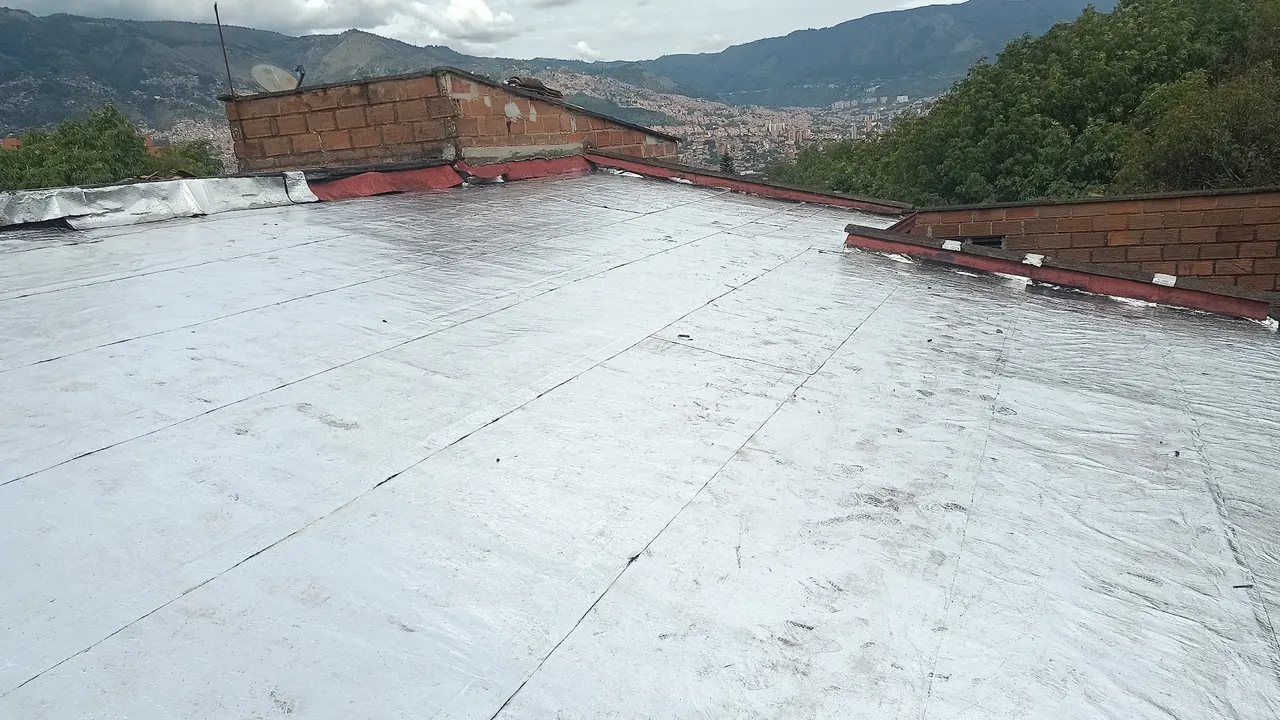 Techo plano impermeabilizado con manto, con Medellín de fondo