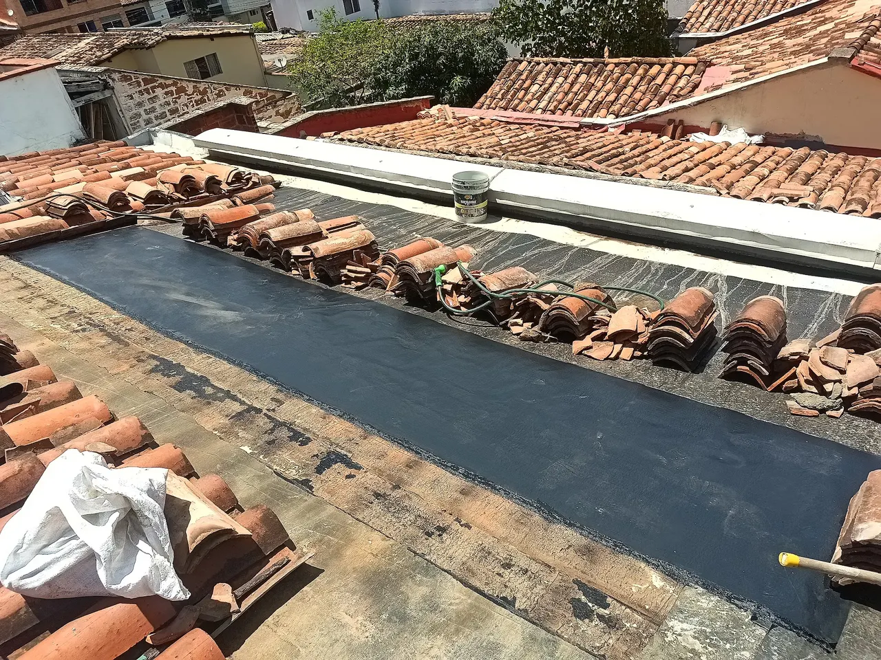 Teja de barro acomodada de nuevo sobre el manto
